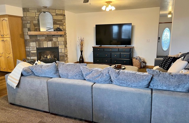 RedHawk Retreat / Ranch House Open-layout rambler in Spanish Fork with AC & WiFi