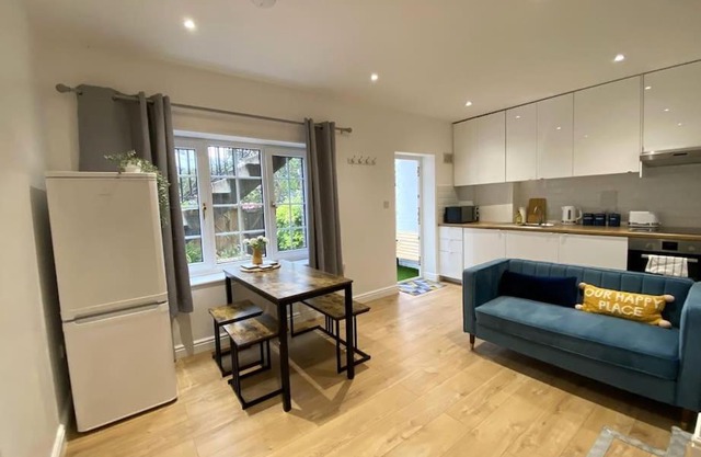 Redhill Town Centre Garden Flat