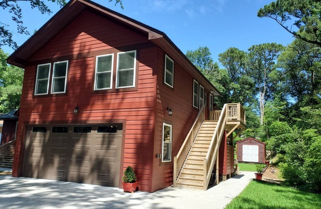 Redhouse - Private 2 Bedroom Apartment near beach