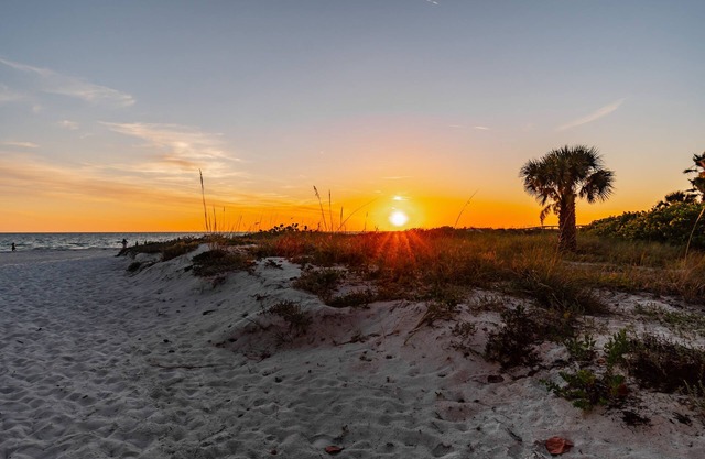 Redington Shores Beach Cottage -sleeps 12- steps to the beach!