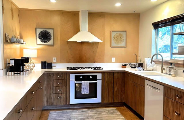 Redlands Oasis: Hot Tub, Pool Table, Near Biking, Hiking, Colorado River Bliss!
