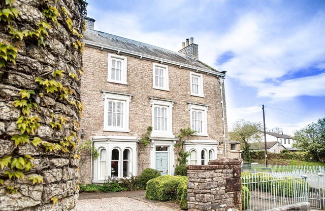 Redmayne House is a beautiful 8 bedroom Grade II listed Georgian Townhouse located in Kirkby Stephen