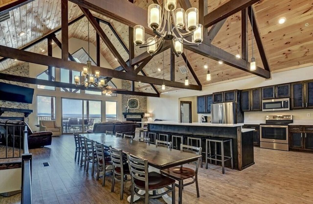 BRAND NEW, MAINTENANT OUVERT! Bed / 8 Bath - Sleeps 32 In Lits