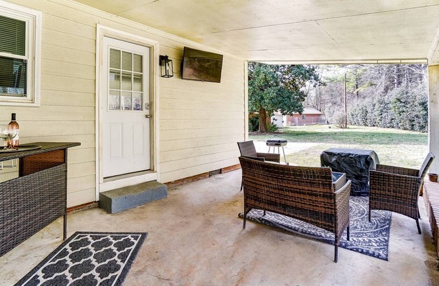 Cute & Cozy Cottage - Just 10 mins. from Downtown Concord - Electric indoor fireplace - Fire pit