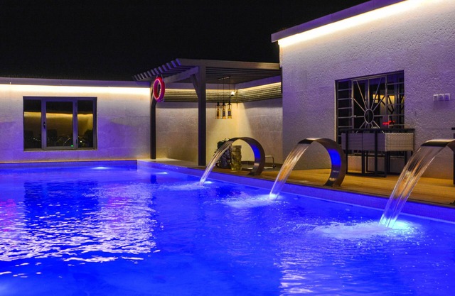 Redwaves Hotel