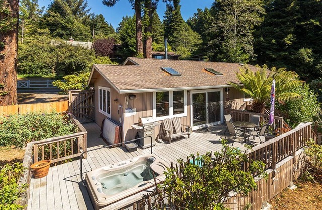 Redwood Beach Retreat - Hot Tub, Walk to Beach!