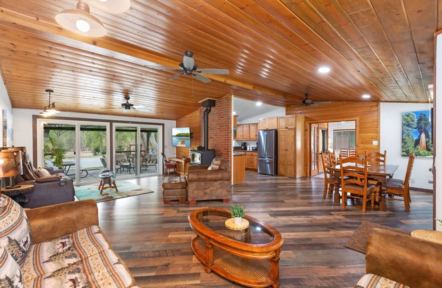 Redwood River Chalet on Kaweah River- 7 miles to Sequoia Park Gates - sleeps 8