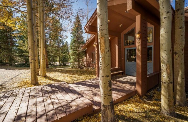 Redwood Lodge: Classic Mountain Getaway with Hot Tub in Downtown Breck!