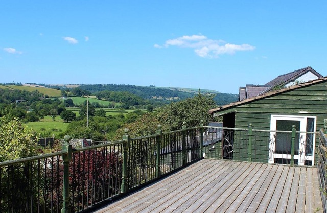 Redwood Lodge, Dee Valley Stays - cosy microlodge with detached private shower & WC