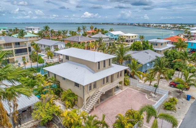 REEL ESCAPE - 4 Bedroom / 2 Bathroom w/ Pool, Boat Dock & Sleeps 8!
