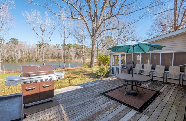 Mel's Cottage on the Water: Modern + Comfy Home!