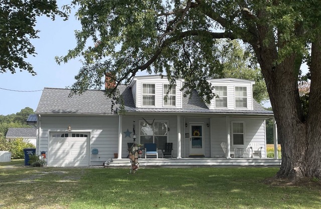 Reelin&Relaxin Spacious Farmhouse Reedville, VA Sleeps 8 near Smith Point Marina