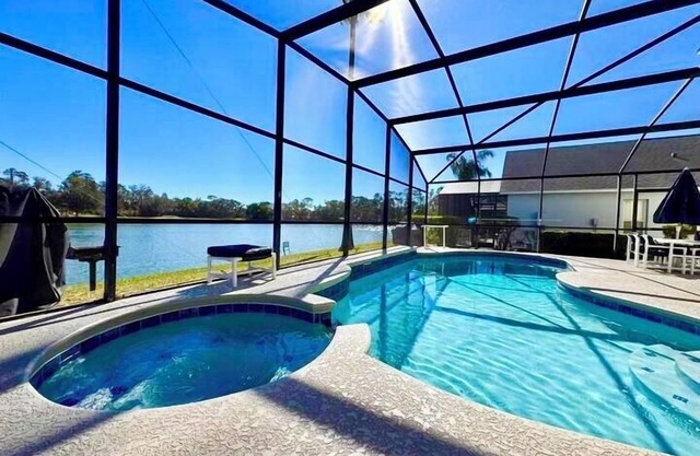 Ref 18. Fabulous lake view villa, own pool/spa. Lake Berkley