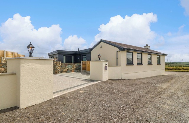 REFAIL FACH, pet friendly, country holiday cottage in Cemaes Bay