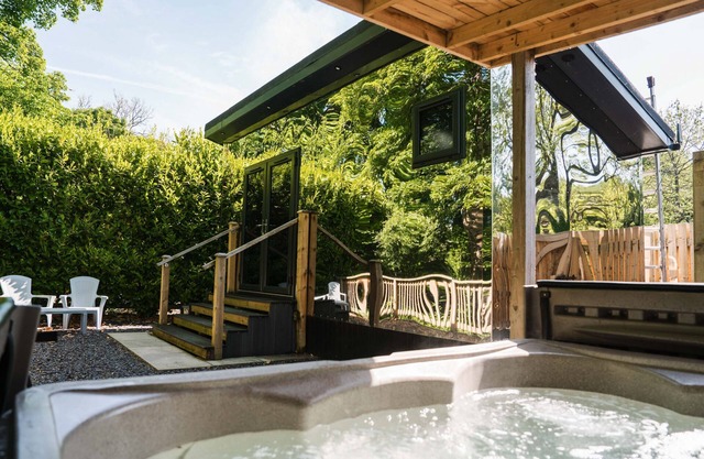 Reflections sleeps 2 with hot tub close to Scottish Borders and Hadrian's Wall