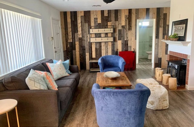 Cheerful newly renovated & modern 4 bedroom home