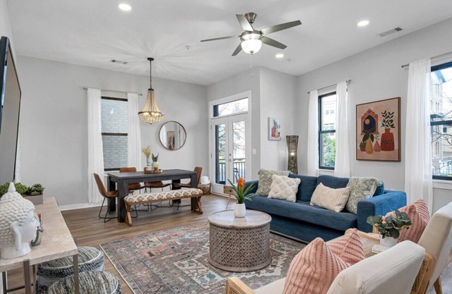 REFRESHING 2 bedroom, 3 bed ★ Nashville condo w/ FREE Parking +Near Restaurants