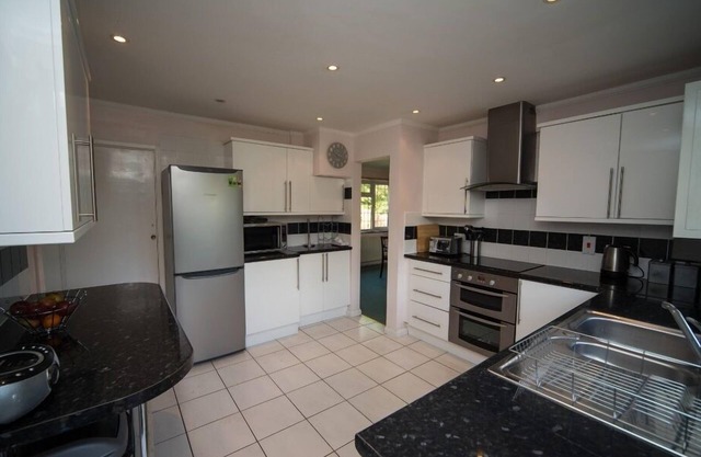 Superbe bungalow chalet rénové à Guildford (à 2 minutes du centre-ville)