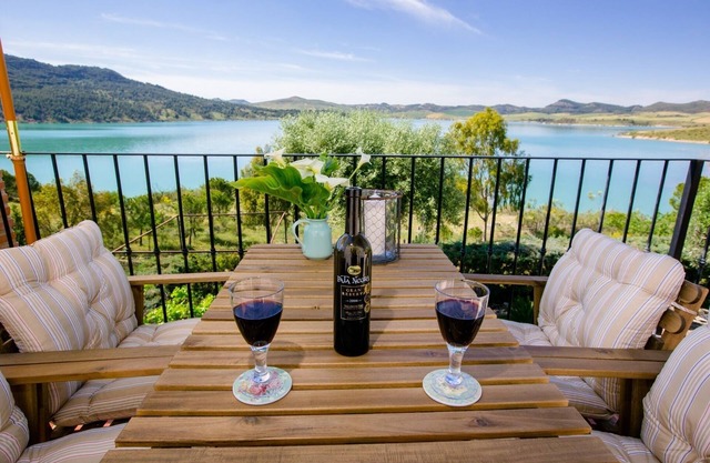 Appartements ruraux avec grande terrasse et vue le beau lac dans une gite rénové