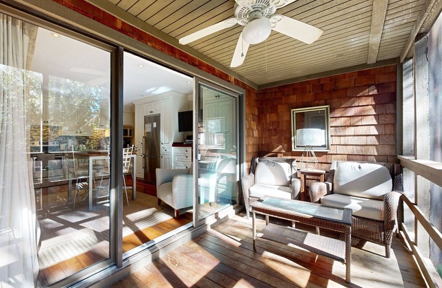 Villa rénovée avec vue privée boisée, tennis et accès à la plage à proximité!