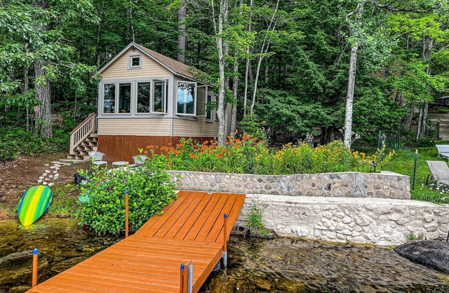 Refurbished waterfront 1950s cabin with sauna, firepit, grill & kayaks - dogs ok