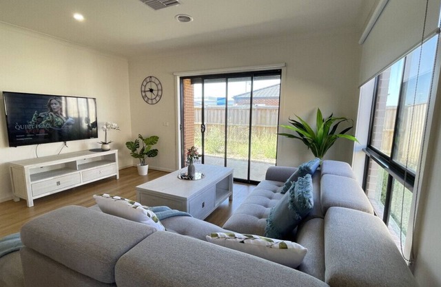 Relax 5 BRMS Rental house Netflix Parking Wifi near Melton