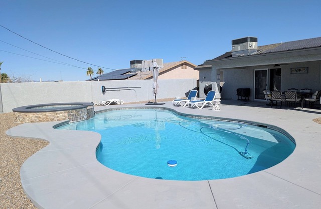 Best winter get-away! Enjoy the spa under the stars. Many amenities!
