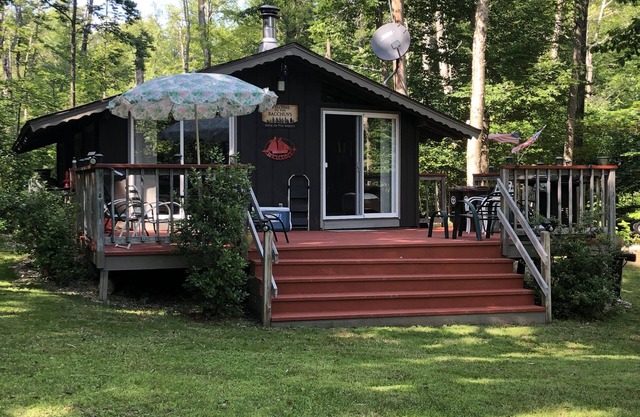 Détendez-vous et profitez d'une escapade amusante au Bacchus Cottage!