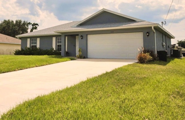 Relax and Recharge in Beautiful and comfortable cozy Cape Coral home!