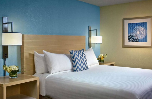 Relax and Recharge! Free Breakfast, Free Parking, Pets Allowed