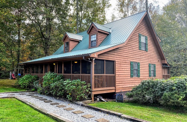 Relax and Unwind at the Creekside Cottage! Near wineries & dog friendly.