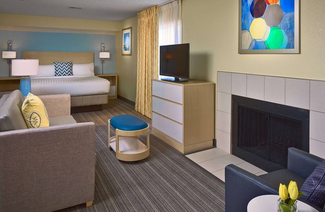 Relax and Unwind! 3 Comfortable Units, Free Parking, Pets Allowed, Pool