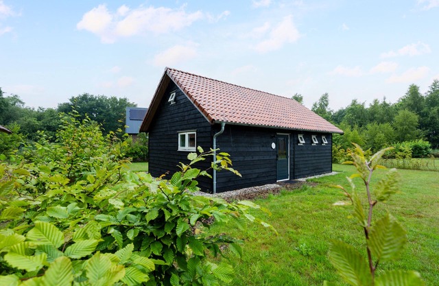 Relax and unwind in this peaceful, cozy and stylish space. The forest cottage is located on the Holiday Park de Kremmer in Gasselte, in the middle of the woods and within walking distance of a beautiful swimming lake. For the cycling enthusiast there