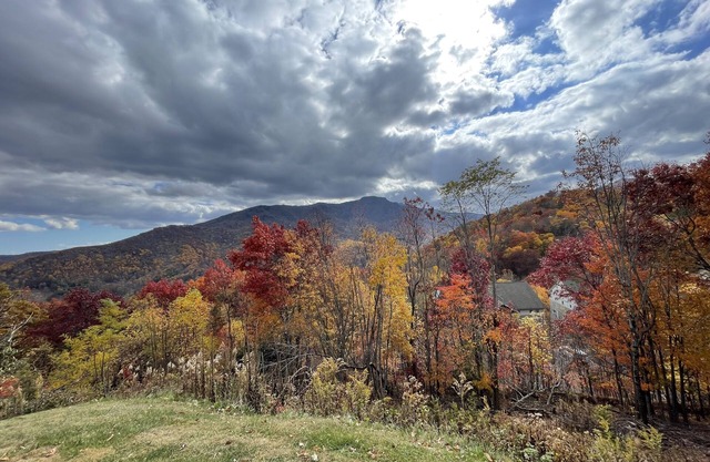 Relax at Couple’s Retreat. View, Ski, Winery, Hike, Ziipline, Snow Tube…here