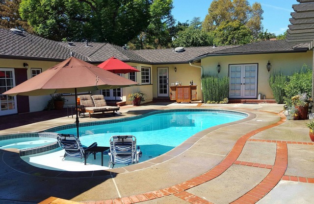 Divertissez-vous au bord de la piscine au Garden Casa de La Altadena by Rose Bowl & Eaton Canyon