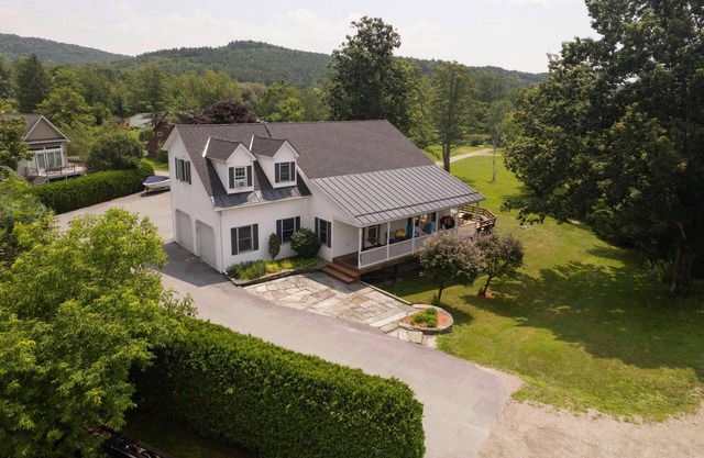Relax by "The Water's Edge" & enjoy amazing views and year round fun! 3BR/2.5BA