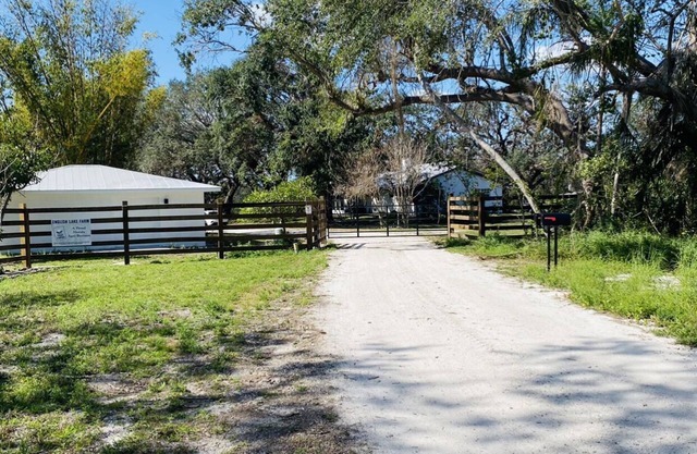 Relax+Explore at the Berry Farm Fort Ogden {pet friendly}
