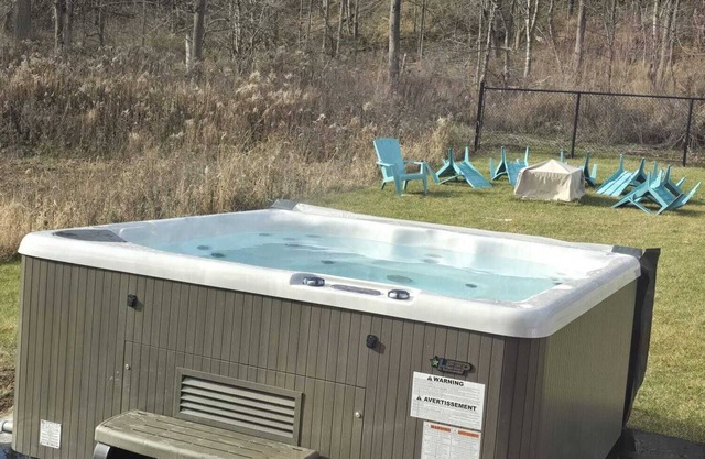 Relax house a few minutes from Port Stanley beach, with hot tub and game room