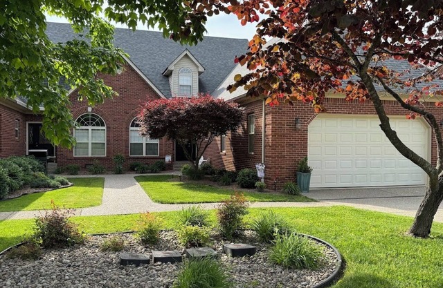 Relax in Historic Bardstown – Spacious 3BR Townhome Minutes from Downtown