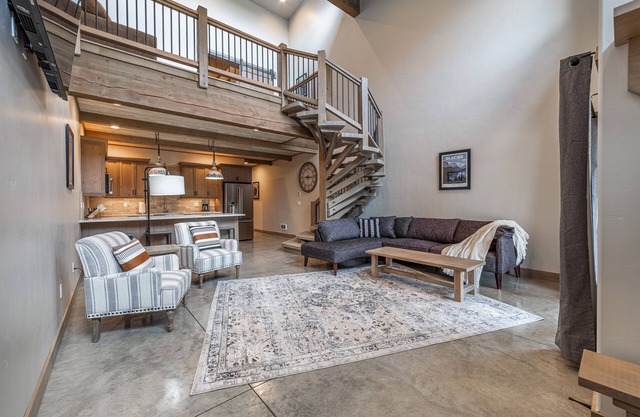 Relax in Luxury! 2bd/2ba Condo w/King Beds-Private Hot Tub & Mountain Views #2-2