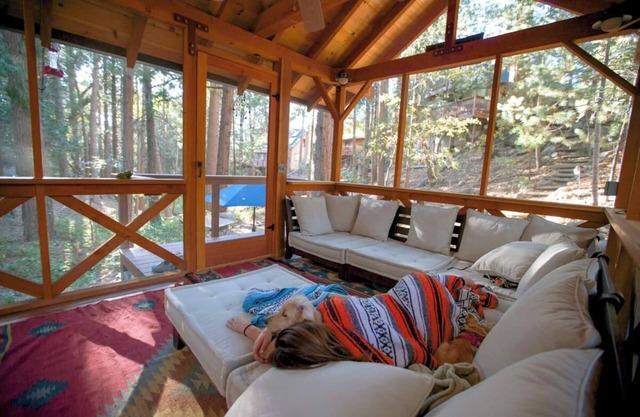 Détendez-vous dans notre Amazing Gazebo sur un ruisseau saisonnier. Les couples parfaits se retirent!