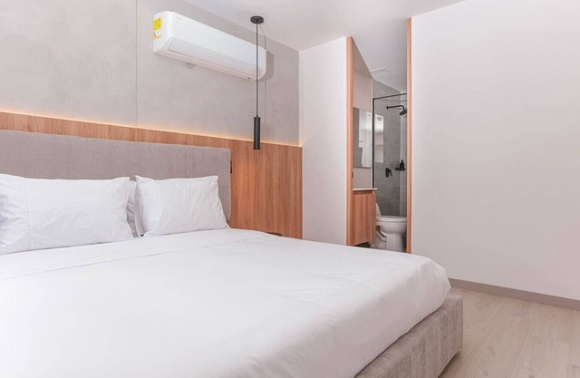 Relax in Style - 1BR Poblado Apt w/Jacuzzi & WiFi