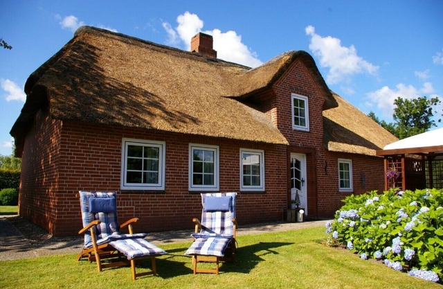 Détendez-vous dans la maison au toit de chaume centenaire avec un grand jardin