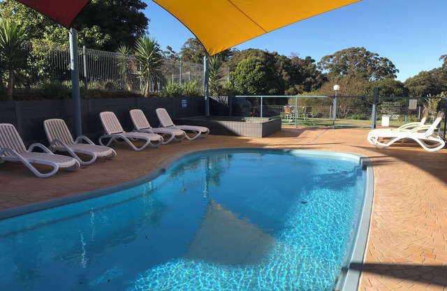 Relax in this stylish, beachy cabin in beautiful Metung. Small dog allowed.