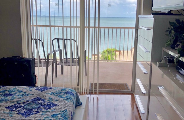 Détendez-vous dans le condo au bord de l'eau et profitez du lever et du coucher du soleil depuis votre balcon