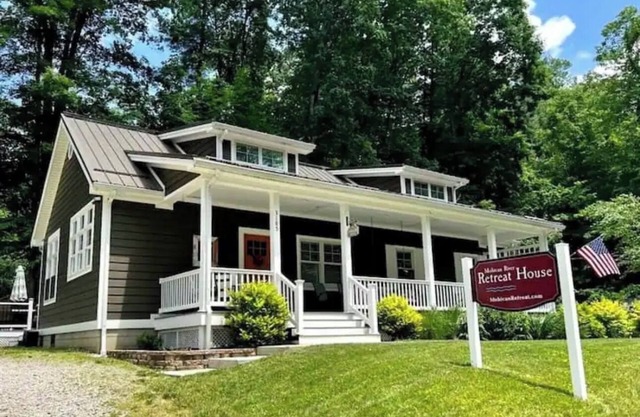 Relax Mohican Riverside ~ stunning Views~ hot tub ~ wifi