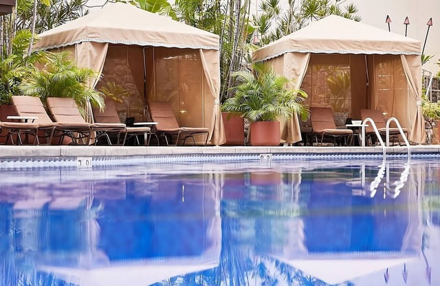 Relax on Beautiful Waikiki Beach! 3 Modern Units, Onsite Dining, Pets Allowed!