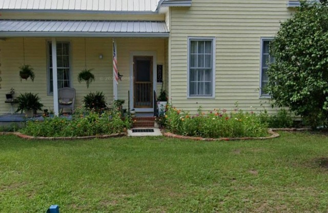 Relax on front porch rockers or back screen porch and deck. shady back yard. ...