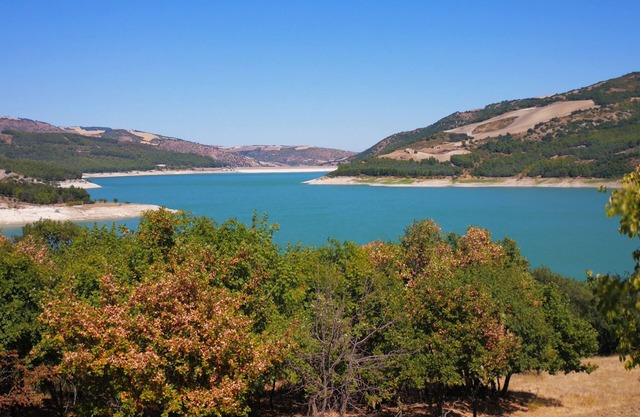 Détendez-vous sur le lac Occhito - Molise existe et est magnifique!