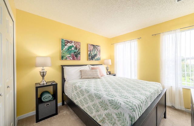 3 Bedroom Townhome close to Theme Parks! Pets Welcome.